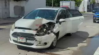 Se registra aparatosa carambola de tres vehículos en la colonia Morelos; sólo daños materiales