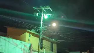 Poste de la CFE causa alarma en la colonia Ciudad del Carmen por cortocircuito