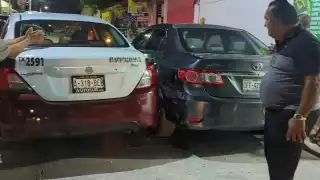 En Carmen un taxista ebrio chocó vehículo estacionado