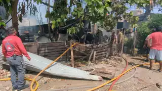 Incendio consume vivienda en colonia 23 de julio en Carmen; vecinos intentaron controlarlo con cubetas de agua