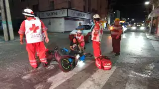 Motociclista resulta lesionada tras ser arrollada por taxi en el Centro de Carmen