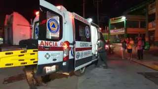 Dos jóvenes terminan lesionados tras derrapar por intentar ganarle el paso a tráiler  en Carmen