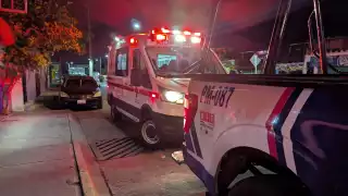 Rescatan a pareja atrapada en incendio de una cuartería en Ciudad del Carmen