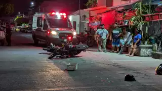 Aparatoso choque de motos en Carmen, deja daños materiales