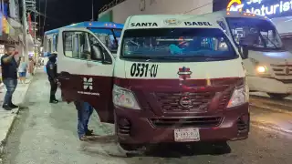 Choque entre camión y combi provoca caos vial en el centro de Ciudad del Carmen
