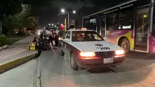 Por no guardar distancia, motociclista choca contra taxi en Ciudad del Carmen