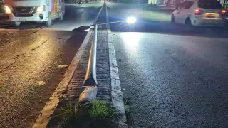 Ebrio conductor derriba luminaria en Ciudad del Carmen y huye 