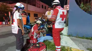 Otro accidente de moto en Carmen; repartidora derrapa y resulta lesionada