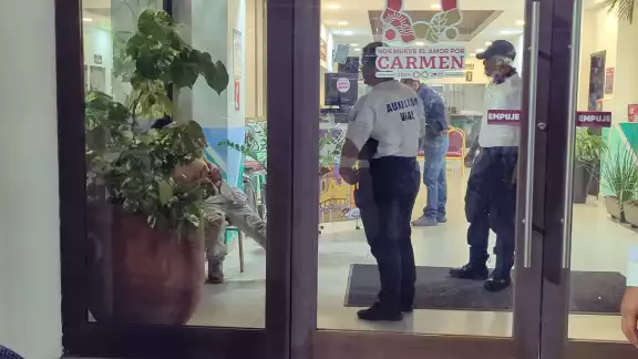 Hombre es golpeado tras presunto robo en tienda de ropa. Hombre es golpeado tras presunto robo en tienda de ropa.