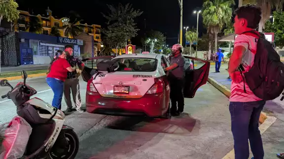 Choque de taxis deja dos lesionados y daños de varios miles de pesos. Choque de taxis deja dos lesionados y daños de varios miles de pesos.