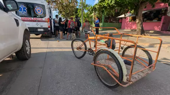 El triciclo del hombre lesionado quedó dañado, tras el impacto con la camioneta.