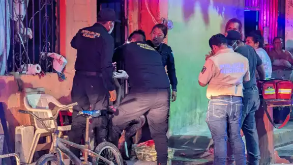 Paramédicos atendieron a un hombre que presentaba una herida en la cabeza.