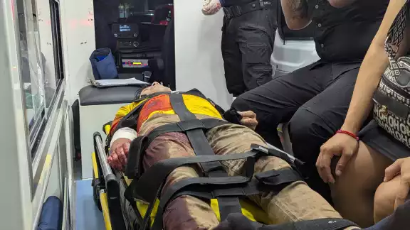 Al parecer, el hombre lesionado se encontraba bajo los efectos del alcohol. Al parecer, el hombre lesionado se encontraba bajo los efectos del alcohol.
