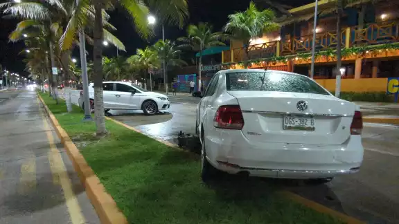 Conductor ebrio provoca accidente en el malecón de Playa Norte. Conductor ebrio provoca accidente en el malecón de Playa Norte.
