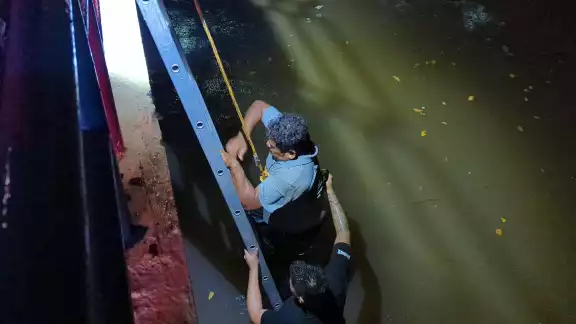 Rápida respuesta de rescatistas salva a hombre que cayó al agua en Campeche Rápida respuesta de rescatistas salva a hombre que cayó al agua en Campeche