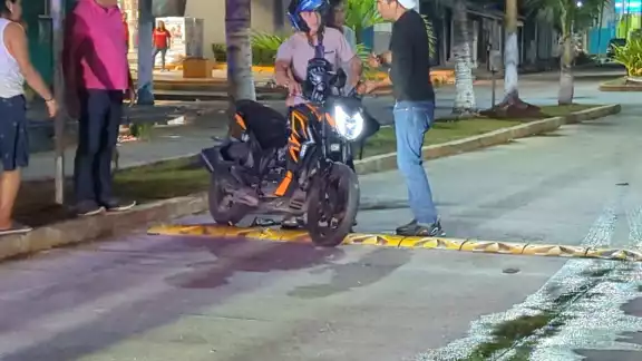 Motociclista se lesiona tras derrapar en la colonia Justo Sierra Motociclista se lesiona tras derrapar en la colonia Justo Sierra