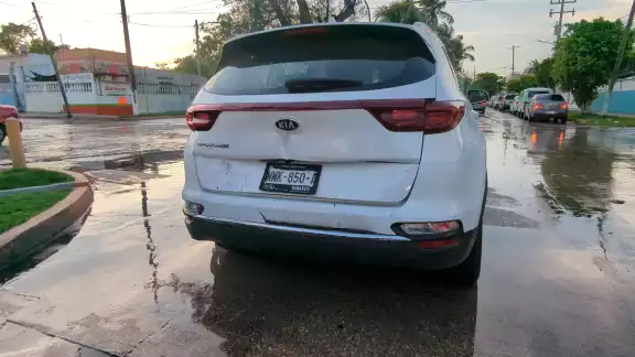 La camioneta KIA sufrió un fuerte impacto por alcance del tractocamión. La camioneta KIA sufrió un fuerte impacto por alcance del tractocamión.