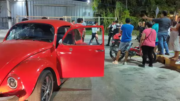El vocho rojo y la motocicleta quedaron detenidos ante la mirada de los curiosos.