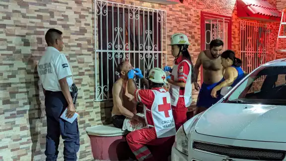 Los paramédicos de la Cruz Roja asistieron a uno de los involucrados en la pelea Los paramédicos de la Cruz Roja asistieron a uno de los involucrados en la pelea