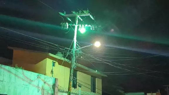 Trabajadores de la CFE atienden corto circuito; zona quedó sin electricidad Trabajadores de la CFE atienden corto circuito; zona quedó sin electricidad
