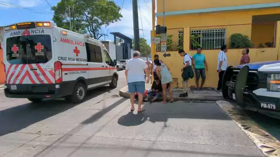 Mujer lesionada, atendida por paramédicos