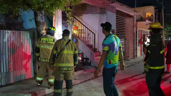 Los bomberos respondieron al llamado de emergencia y revisaron el origen de las chispas. Los bomberos respondieron al llamado de emergencia y revisaron el origen de las chispas.