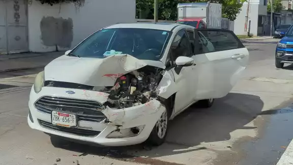 El Ford Fiesta blanco sufrió severos daños en el frente de la carrocería.