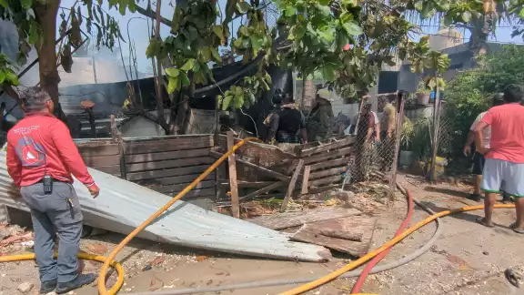 Las llamas lograron causar daños sustanciales en el domicilio Las llamas lograron causar daños sustanciales en el domicilio