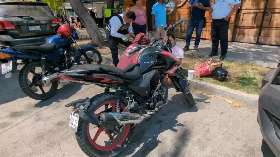 La pareja de motociclistas terminó con algunas lesiones y fue valorada en el lugar.
