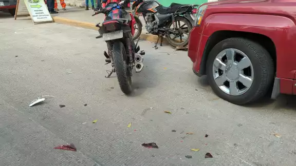 El motociclista no logró frenar a tiempo para evitar la colisión.