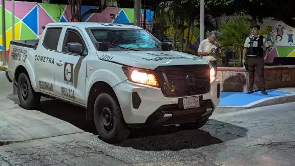 Taxi con preferencia es embestido por vehículo blindado en zona céntrica Taxi con preferencia es embestido por vehículo blindado en zona céntrica