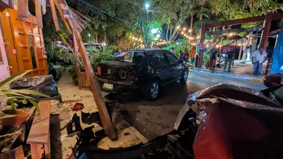 Ebrio conductor se impacta contra casa y auto en la puntilla. Ebrio conductor se impacta contra casa y auto en la puntilla.