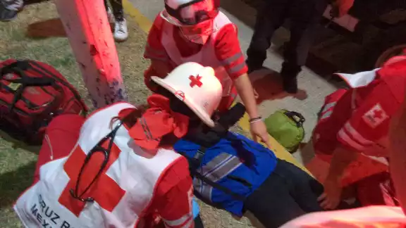 Paramédicos de la Cruz Roja atendieron al repartidor en el lugar.