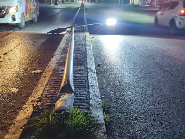 Conductor en estado de ebriedad derriba luminaria y huye del lugar
