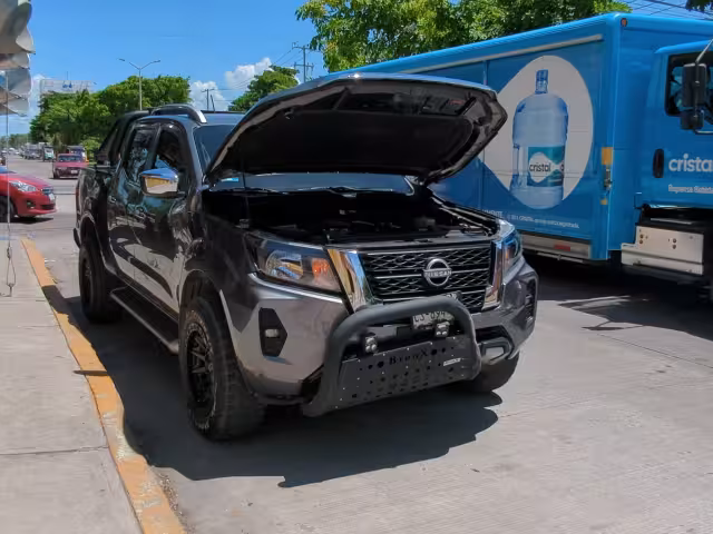 Choque entre taxi y camioneta en la colonia Santa Isabel