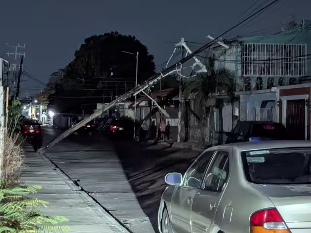 Cae poste en mal estado y bloquea calle
