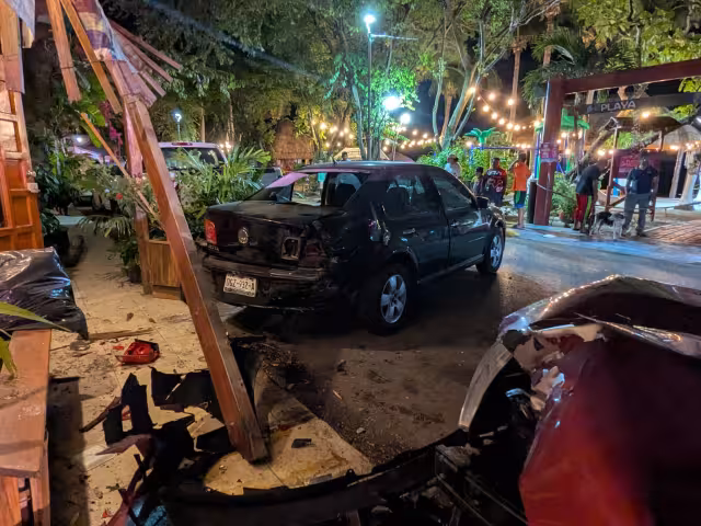 Ebrio conductor se impacta contra casa y auto en la puntilla.