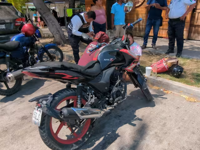 La pareja de motociclistas terminó con algunas lesiones y fue valorada en el lugar.