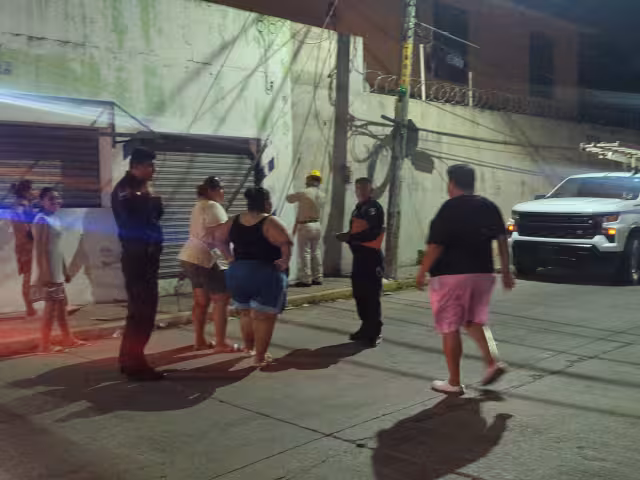 Vecinos exigen solución inmediata a cortocircuito en poste de Benito Juárez