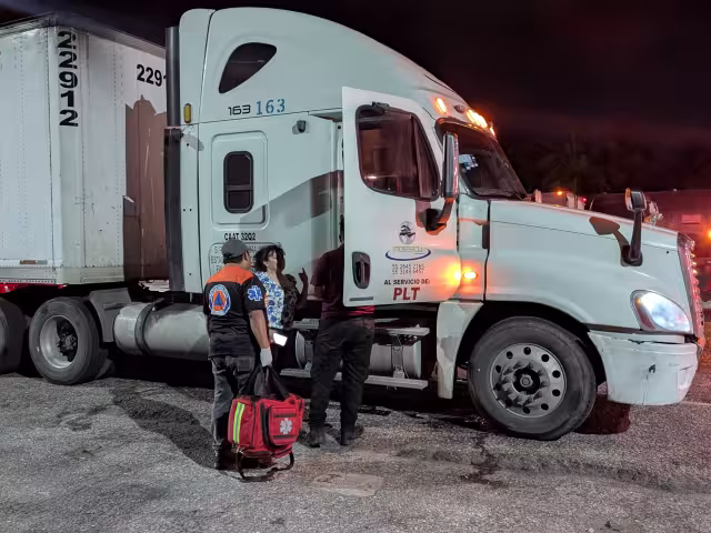 Trailero detenido por problemas de salud recibe auxilio en el Puente Zacatal