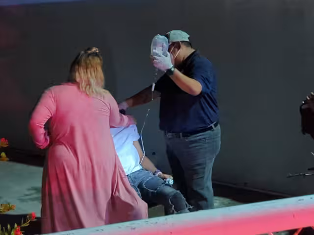 Los paramédicos le brindaron atención prehospitalaria al joven.