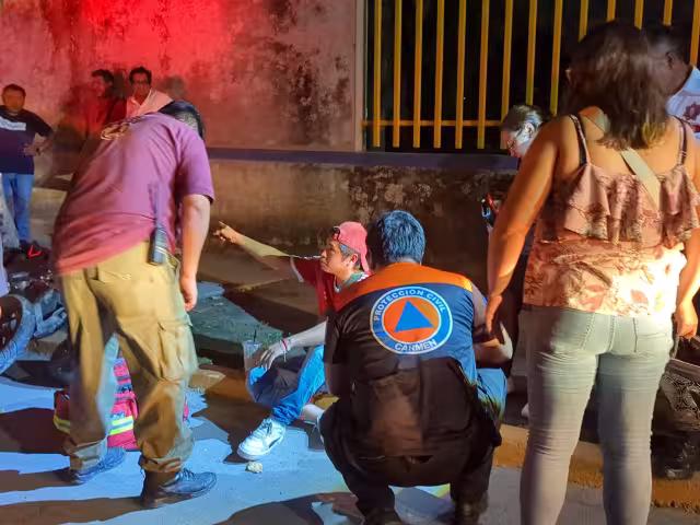 Colisión por alcance entre motocicleta y taxi causa movilización de emergencia