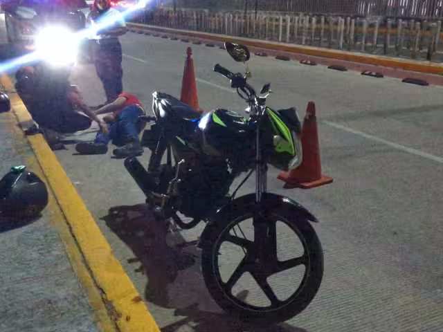 Joven derrapa y se fractura la pierna en la avenida Contadores; conducía presuntamente en estado inconveniente