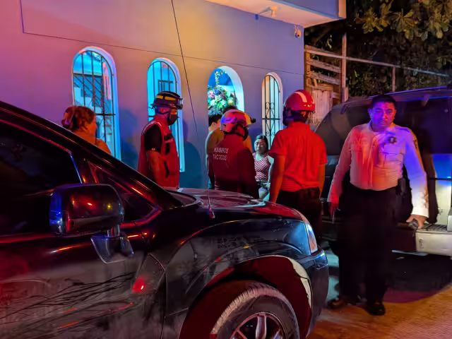 Conducta imprudente: cae de la azotea y genera emergencia en zona urbana