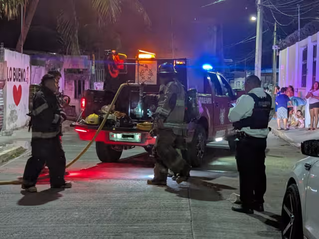 Los bomberos acudieron al llamado de emergencia y controlaron el incendio.