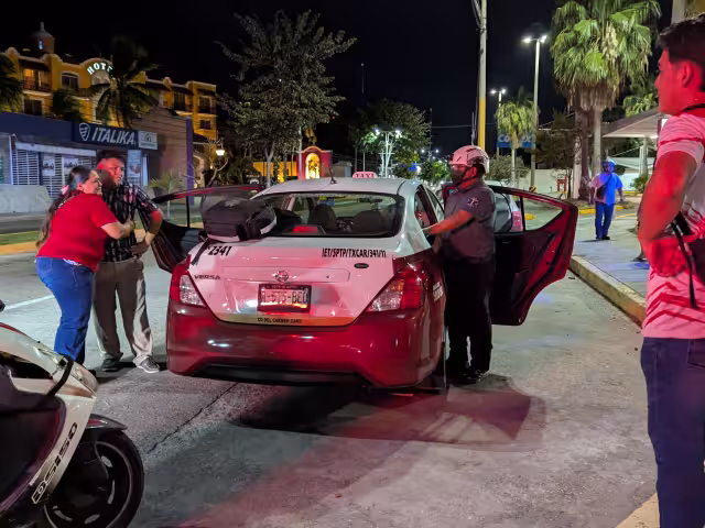 Choque de taxis deja dos lesionados y daños de varios miles de pesos.