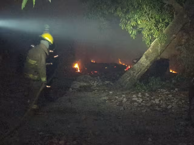 Vecinos alertan sobre incendio; resultó ser fuego fuera de control en lote baldío