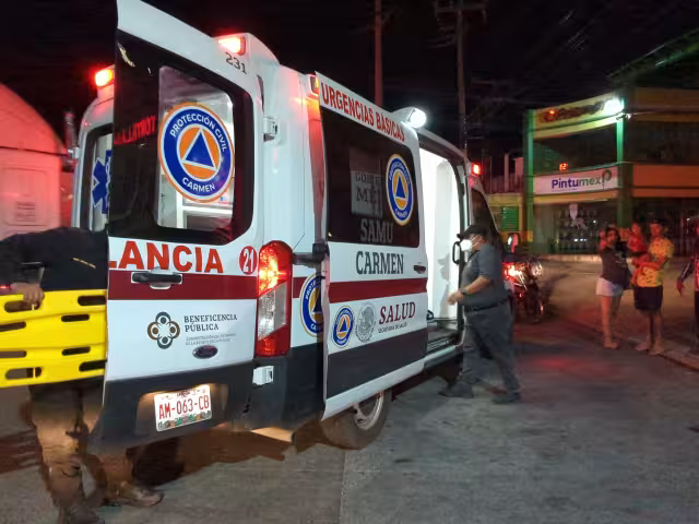 Dos jóvenes resultaron lesionados tras derrapar en motocicleta en la colonia Benito Juárez.
