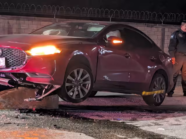El Mazda rojo quedó sobre el camellón, mientras que el conductor se dio a la fuga.