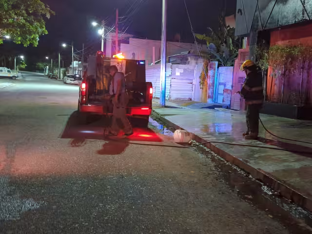 Intentan quemar antro en el playón.